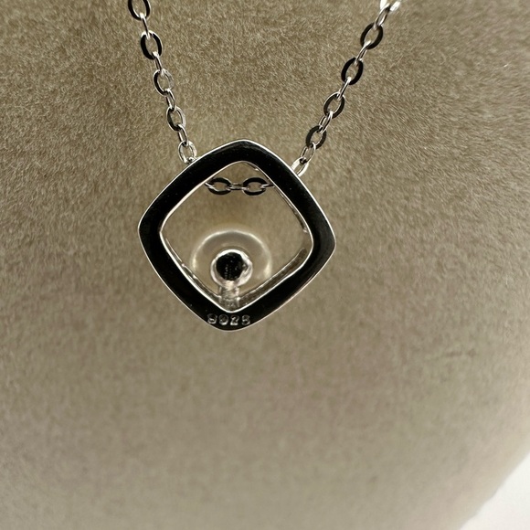 Silver 925 and Pearl Diamond Shape Necklace - Picture 4 of 8